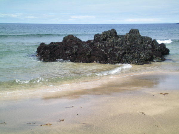Jolie plage et rocher noir