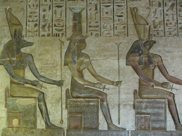 Hieroglyphes dans les tombes