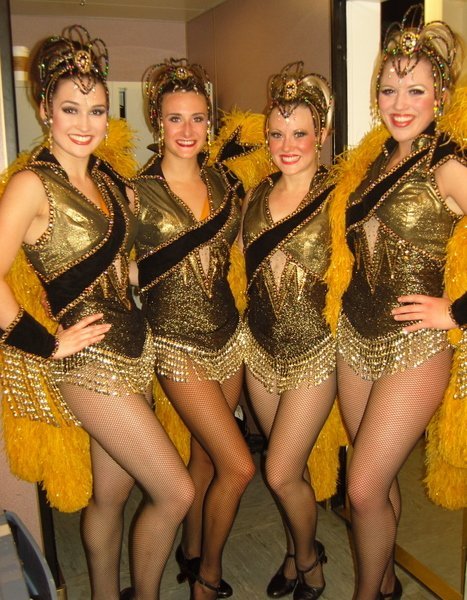 The 4 female dancers - Gillian, Nicole, Melanie & Sarah