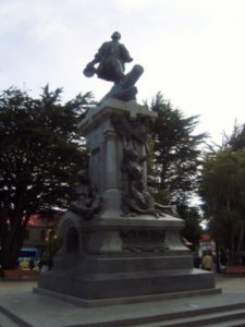 A bronze statue commemorating Hernando de Magallanes