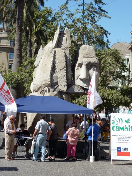 Statue eines Indianers auf dem Plaza de Armas
