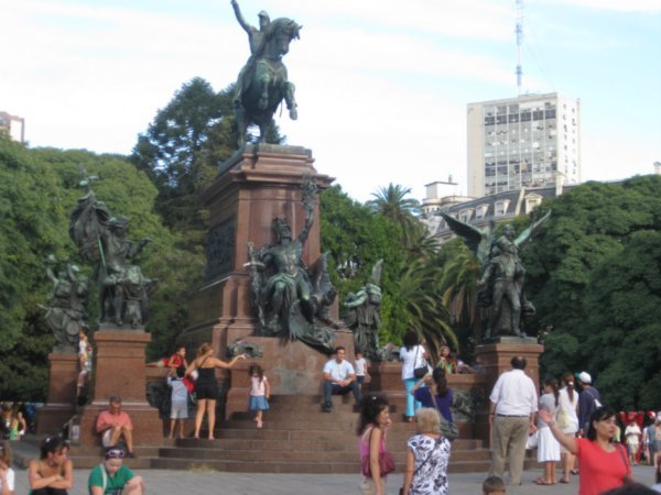 Statue in the middle of the plaza 