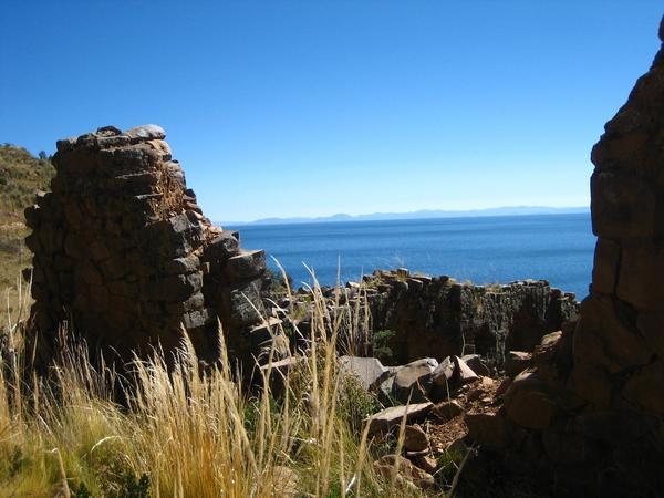 Blick von den Ruinen auf den See