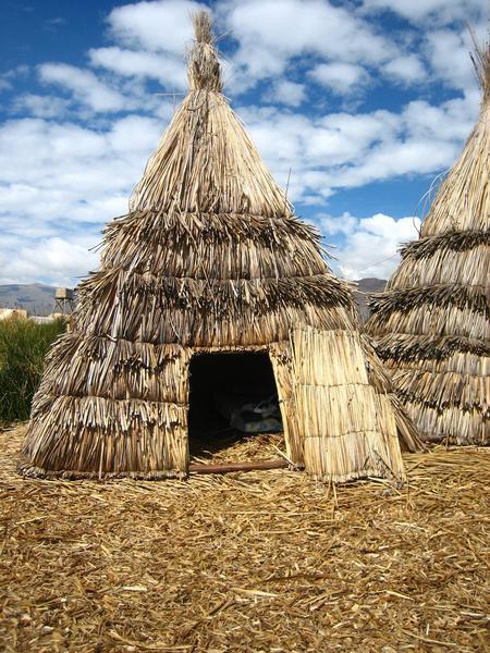 ein Haus auf einer der Uros Inseln