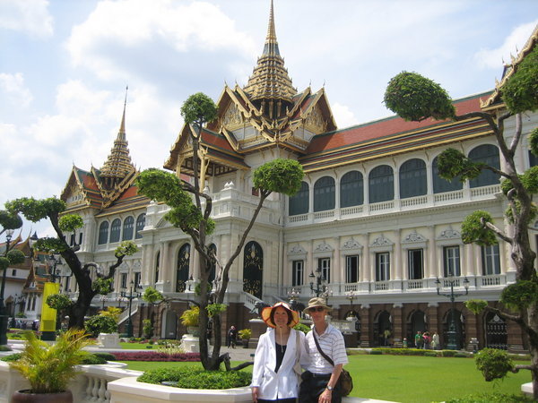 Mike and Betty in front of the Grand Palace (Chakri Maha Prasad)