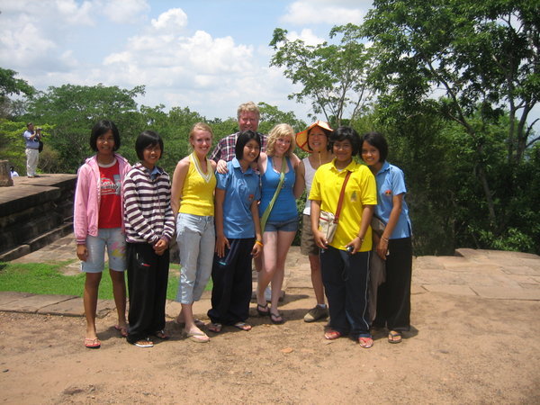 Tamara, Bob, Rosanna & Betty w/Thai school girls