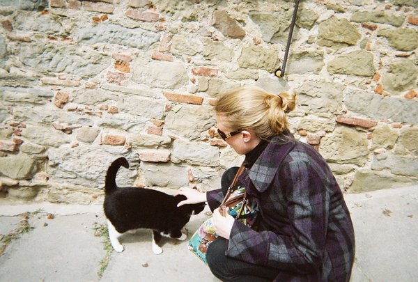 Tamara with friednly cat in Cortona