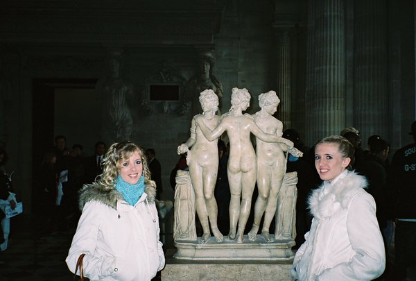 Roasanna and Tamara with the Three Graces at the Louvre