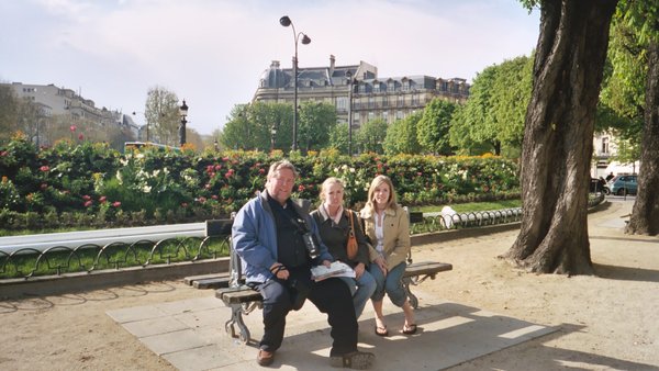 Bob, Tamara, and Rosanna taking a rest at the Jardin des Tuileries