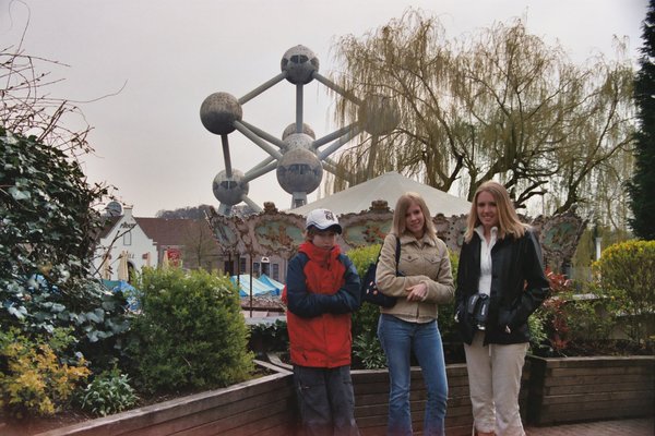 Will, Rosanna and Tamara at Brupark in front of the Atomium