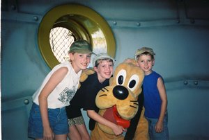Tamara, Rosanna, and Will with Goofy at Disneyland