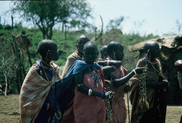 Masai women ready to make a deal