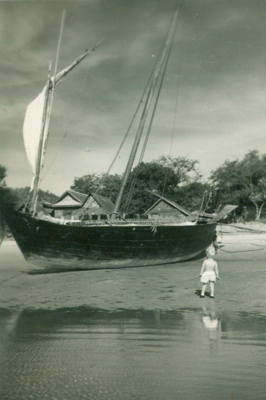 Bob with a fishing boat at Nong Gae, south of Hua Hin