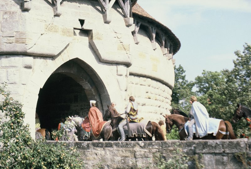 Lords and ladies entering the city
