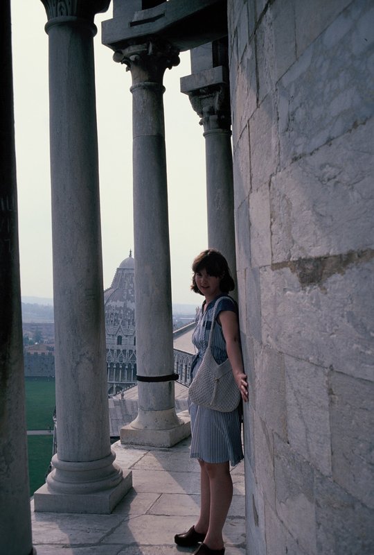 Linda avoiding falling from the Leaning Tower of Pisa