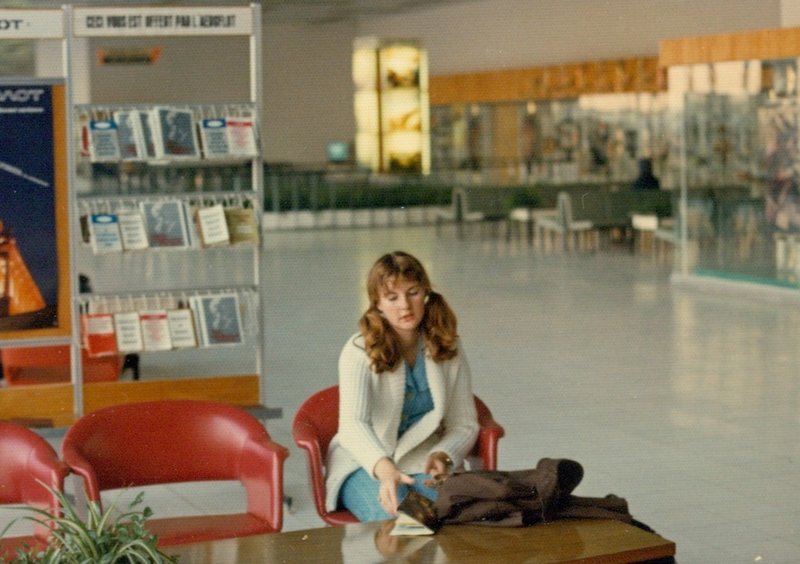 Linda all alone at Moscow's airport