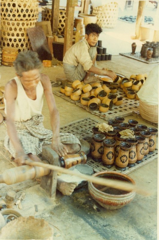 Artisans polishing lacquerware