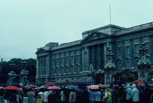 Rainy start of the day at Buckingham Palace