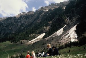 Brendan, Alyssa, Sue and Vovo resting in the Swiss Alps