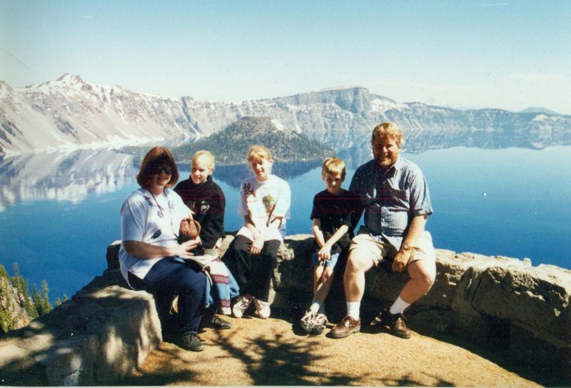 Linda, Rosanna, Tamara, Will and Bob at Crater Lake National Park