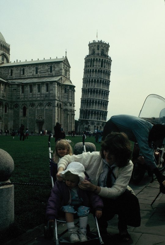 Linda, Rosanna, and Tamara at the Leaning Tower of Pisa