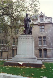 Statue of Abraham Lincoln in front of the Houses of Parliament