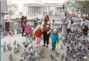 Tamara, Rosanna, Linda, and Will feeding pigeons at Traflagar Square