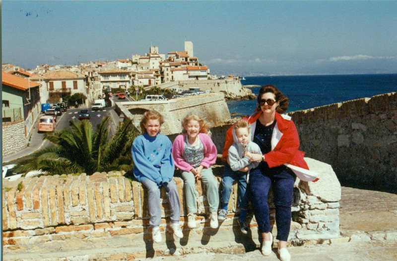 Antibes - family on the city wall