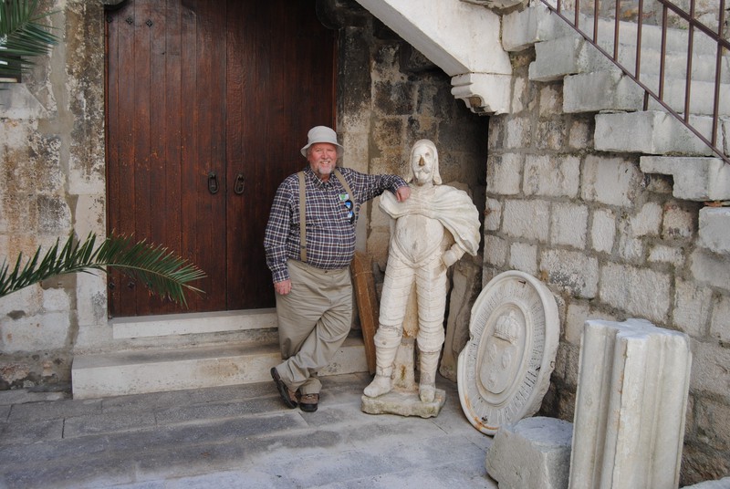 Bob posing next to the statue of a soldier