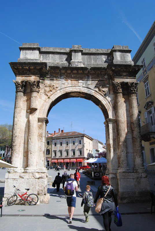 Arch of the Sergii, Pula
