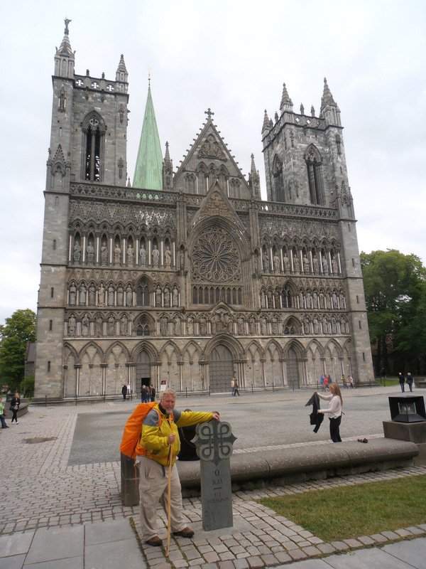 Bob arriving at kilometer 0 at the Nidaros Cathedral on the tenth day