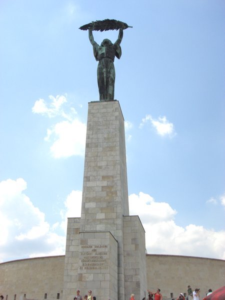 MONUMENT TO THE FALLEN DURING WWII