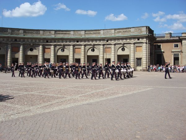 CHANGING OF THE GUARDS AT THE ROYAL PALACE