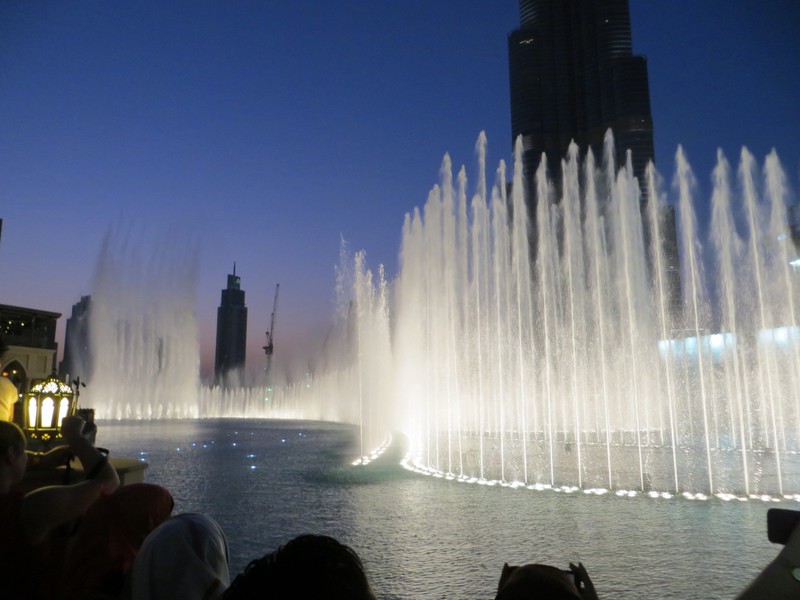 dancing fountain at Dubai Mall