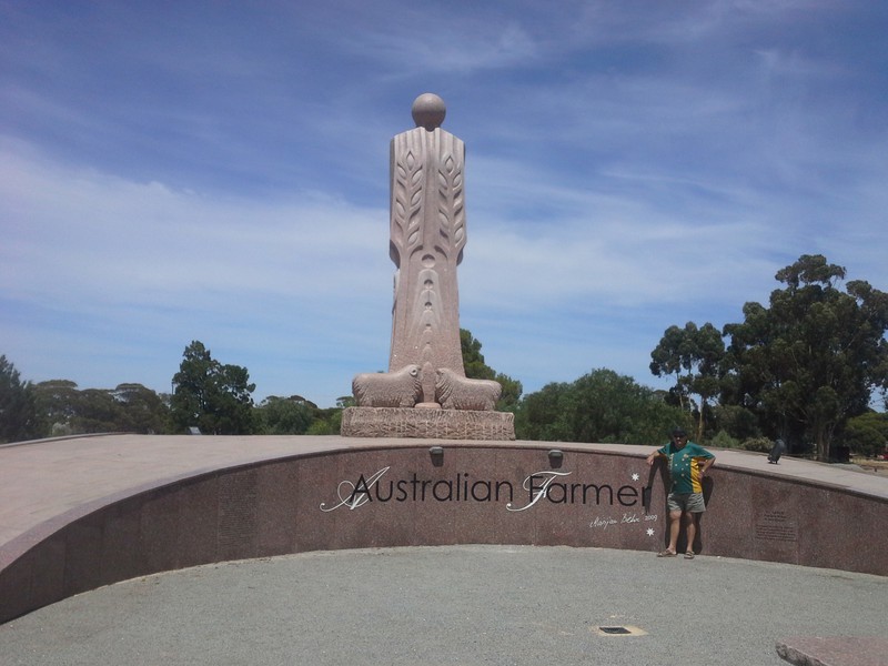 Farmer statue, granite, Wuddina SA