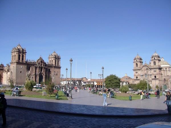 Placa de Armas with the cathedral and the Franciscan church