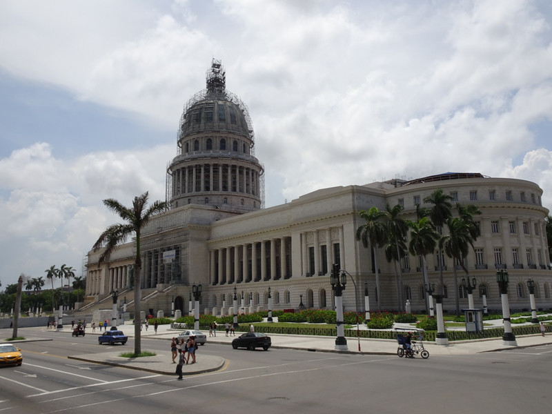 tmp_9271-Havana's capitol is apparently bigger than the one in Washington1303385416