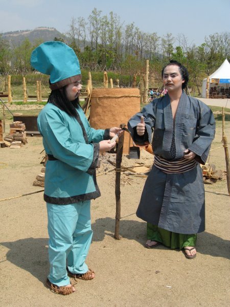 Human Statues of Japanese bringing tools to Korea