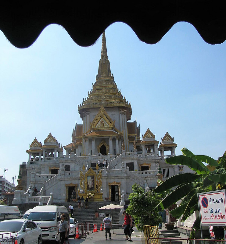 front of Wat Traimit