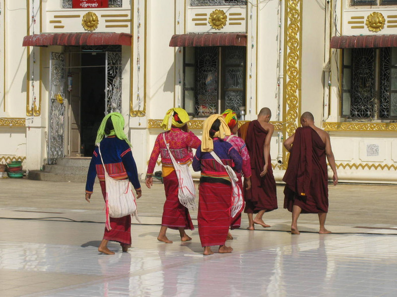 Shan women and monks