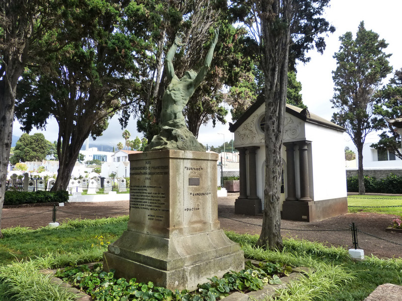 San Martinho Cemetery statue