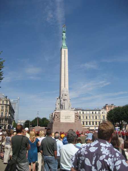 Crowded Freedom monument