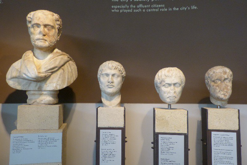 Lots of ancient statue heads without bodies