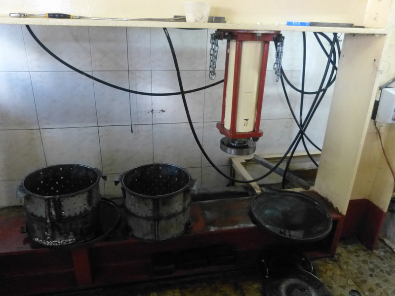 Presses liquid out of manioc