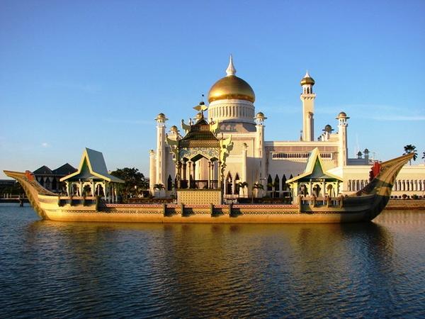 Sultan Umar Ali Saifuddien Mosque in Bander Seri Begawan