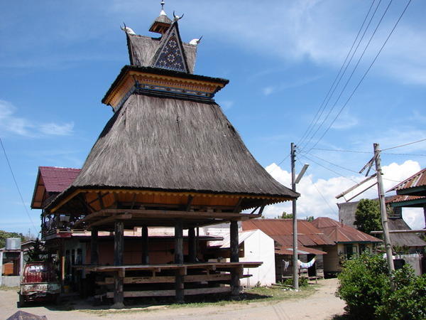 Sapo ganjang (house for young men). Lingga village.
