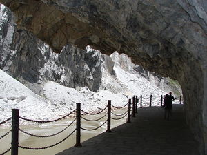 The foot path along Tiger Leaping Gorge