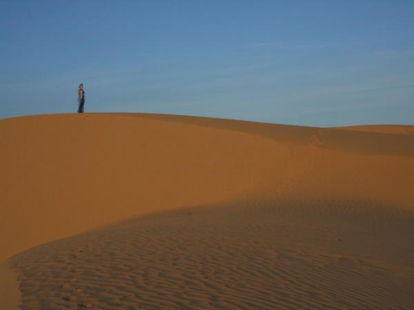 lucy on the dunes in mui ne