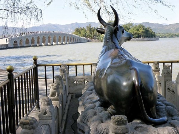 Bronze Ox and 17-Arch Bridge