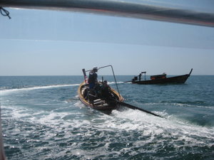 long tail boats en route ko lanta